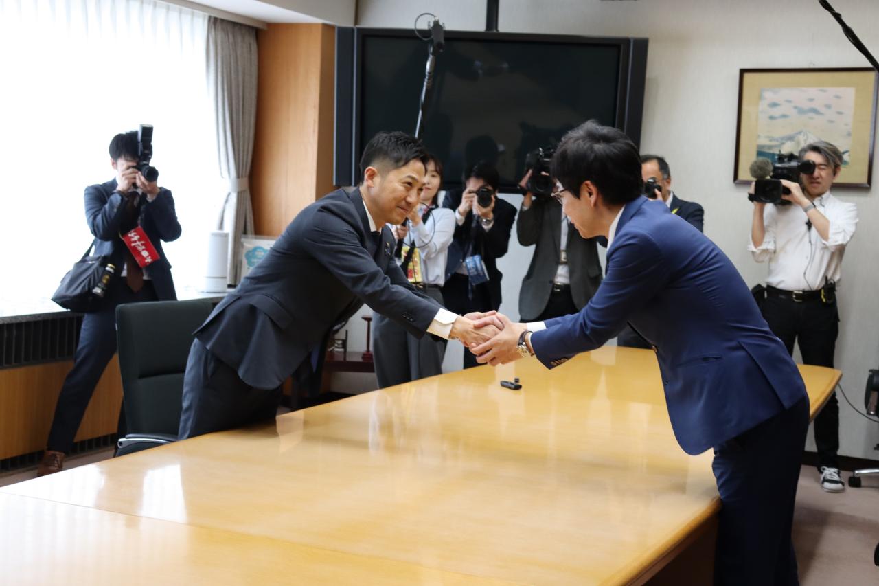 070428　秋田市長との面会（就任あいさつ等）1